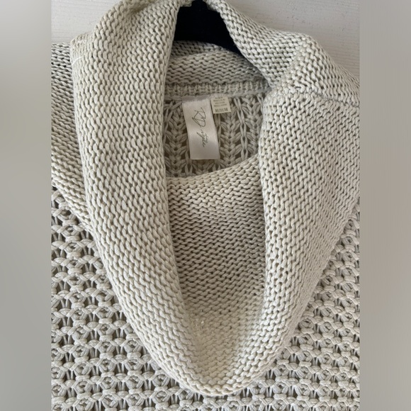 Cream sweater size medium - Picture 2 of 4